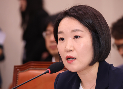 이소영 중소벤처기업부 장관 후보자가 15일 국회 산업통상자원중소벤처기업위원회에서 열린 인사청문회에서 의원들의 질문에 답하고 있다.