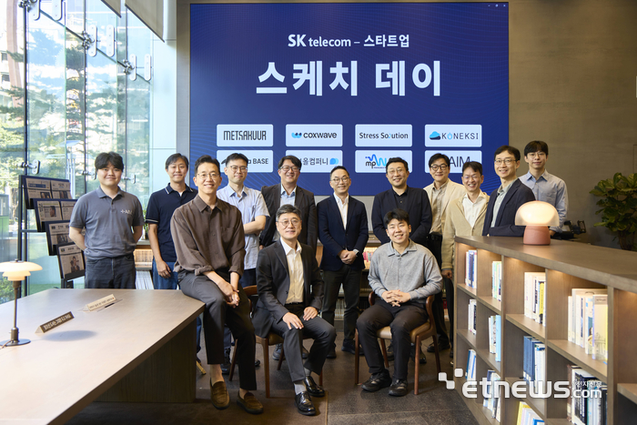 16일 서울 중구 SKT타워에서 정재헌 SKT CEO와 스타트업 대표들이 간담회 후 기념촬영했다.