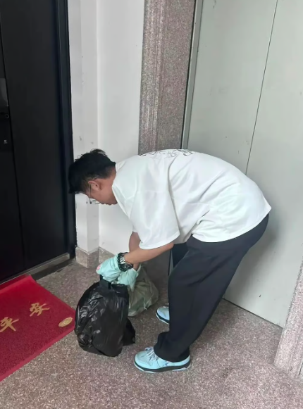 집 앞에 쓰레기봉투를 꺼내놓기만 하면 대신 버려주는 유료 대행 서비스가 중국에서 새로운 생활 서비스로 주목받고 있다. 사진=SCMP