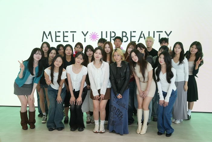 지난 11일 진행된 '밋유어뷰티 아카데미' 2기 해단식에서 참가자들이 기념촬영을 하고 있다.