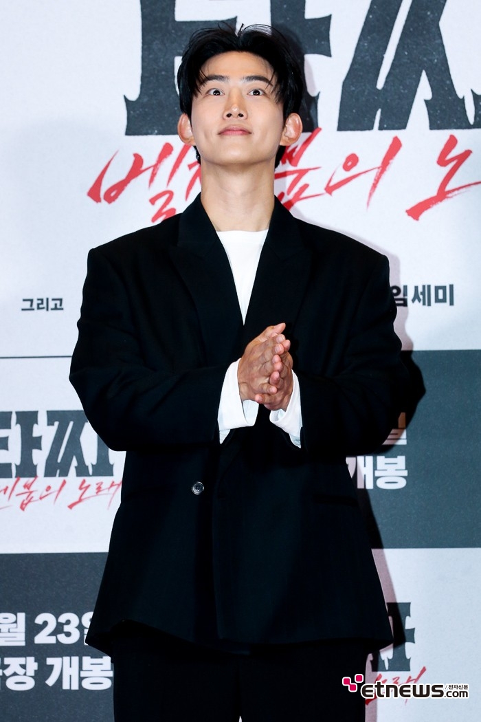 [ET포토] 옥택연, '자세히 볼게요'