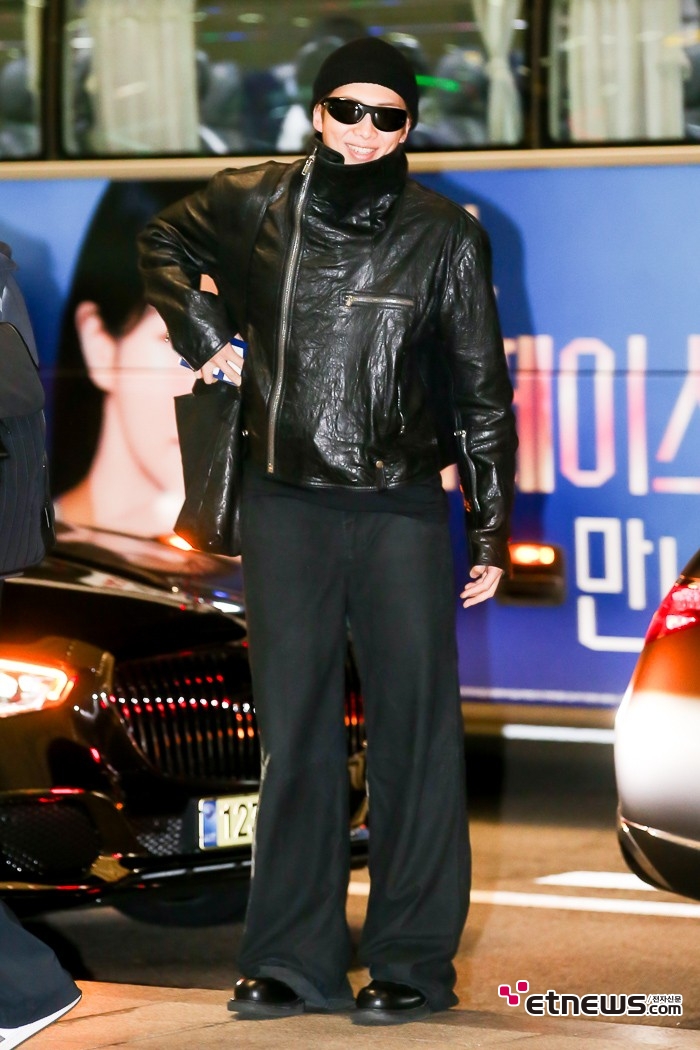 [ET포토] BTS RM, '출국 전 기분 좋은 모습'