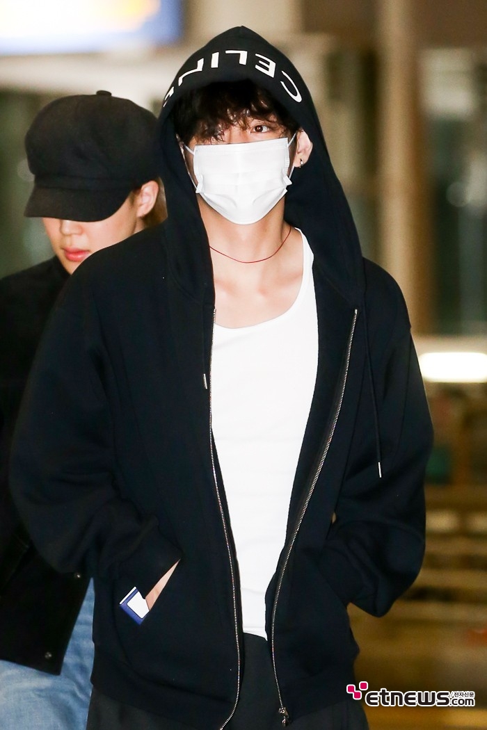[ET포토] BTS 뷔, '마스크 태우고 나오는 조각 외모'