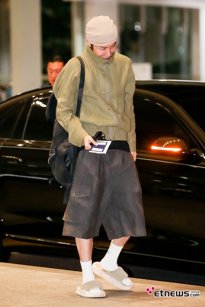 [ET포토] BTS 제이홉, '장거리 비행에는 반바지에 슬리퍼'