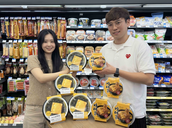 GS리테일이 운영하는 편의점 GS25는 오는 18일 자체 인공지능(AI) 트렌드 분석 시스템을 활용해 포착한 인기 상품 '치즈 미역국'과 '카레 당면'을 출시한다고 17일 밝혔다.