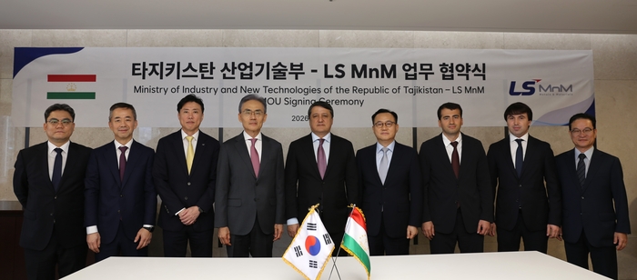 명노현 LS 부회장(오른쪽 네 번째부터), 셰랄리 카비르 타지키스탄 공화국 산업신기술부 장관, 심현석 LS MnM 부사장을 포함한 관계자들이 14일 업무협약을 체결한 뒤 기념촬영을 하고 있다. 〈사진 LS그룹 제공〉