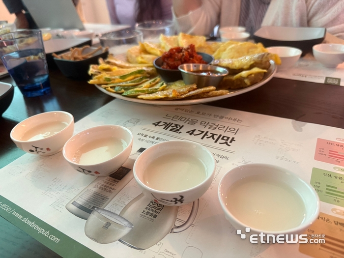 배상면주가의 '느린마을막걸리'와 모듬전. 그날 입맛과 안주에 따라 막걸리를 선택하는 재미가 있다.