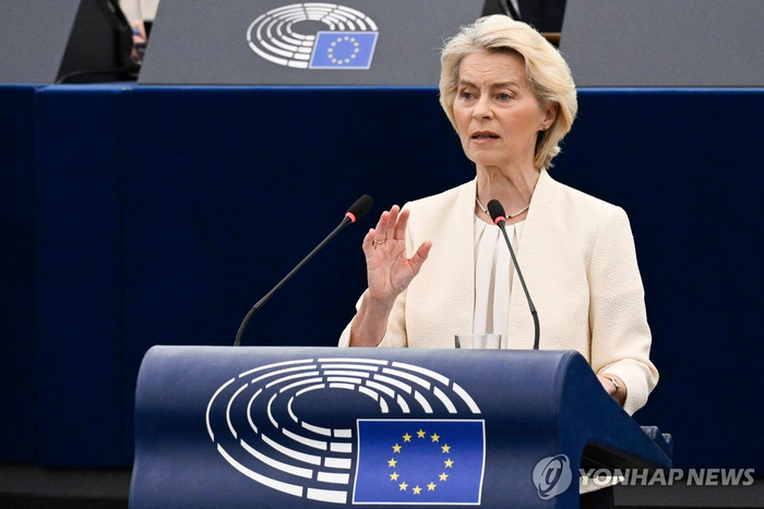 우르줄라 폰데어라이엔 유럽연합(EU) 집행위원회 위원장이 16일(현지시간) 프랑스 스트라스부르에서 열린 EU 본회의에서 연례 정책연설을 하고 있다. AFP연합뉴스