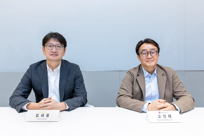 김세웅 카카오 부사장(왼쪽)과 고진태 LG유플러스 상무(오른쪽)가 15일 서울 광화문 서울파이낸스센터에서 인터뷰하고 있다.
