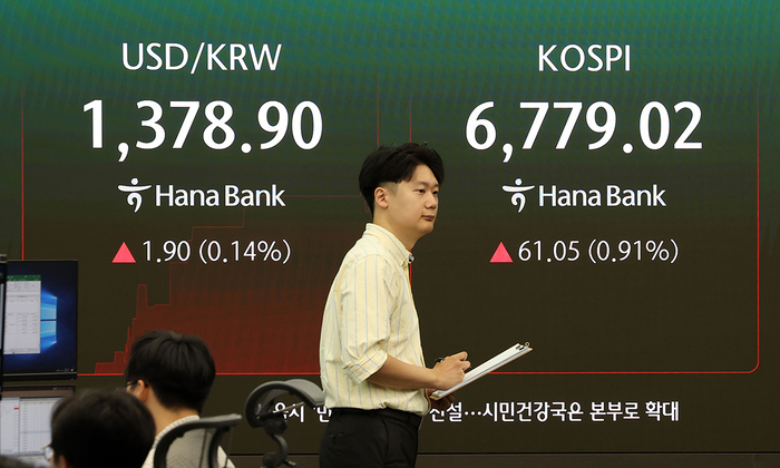 17일 오전 서울 중구 하나은행 본점 딜링룸 전광판에서 시황이 표시되고 있다. 사진=뉴시스