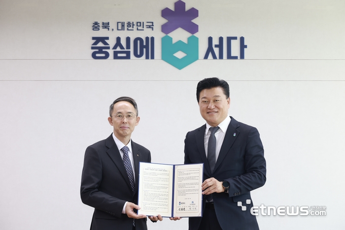 황기연 한국수출입은행장(왼쪽)과 신용한 충북도지사가 17일 충북 청주 충북도청에서 열린 '충청권 성장엔진 육성과 지역 균형성장 지원을 위한 포괄적 금융협력 협약식'에서 기념 촬영 중이다. [사진= 수은 제공]