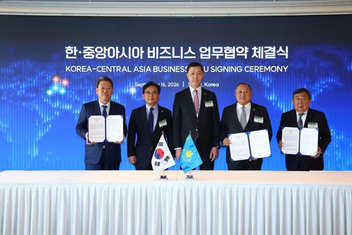 (왼쪽부터)서강현 현대차그룹 기획조정담당 사장, 박정성 산업통상자원부 통상교섭본부장, 아르닥 제베셰프 카자흐스탄 외교부 투자위원회 위원장, 알라타우 비야체슬라프 킴 유나이티드 그룹 회장, 최유리 카스피안 그룹 회장