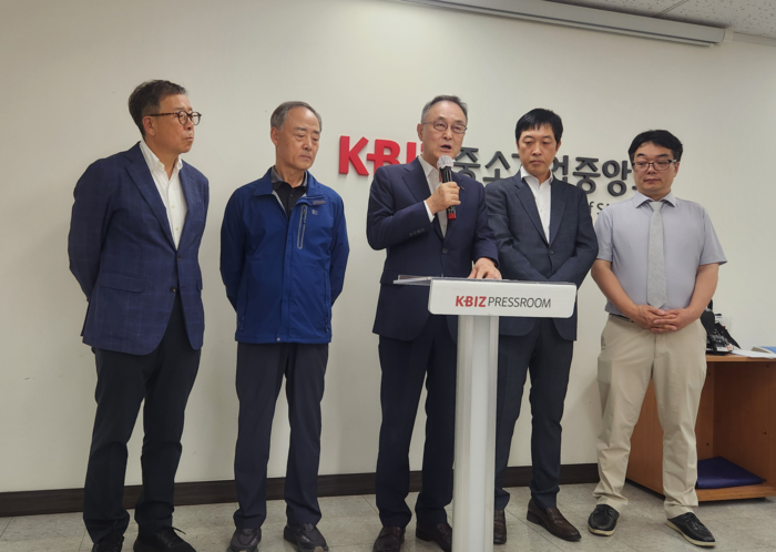 송치영 소상공인연합회장(왼쪽 세번째)이 전국상인연합회, 한국외식업중앙회, 한국프랜차이즈산업협회, 전국카페사장협동조합 관계자들과 중소기업중앙회 기자실에서 공동 입장문을 발표하고 있다.