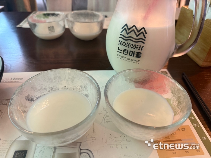 느린마을막걸리 '봄'(오른쪽)과 타사 막걸리를 번갈아 마셔봤다.