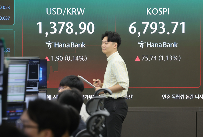 서울 중구 하나은행 본점 딜링룸(사진=연합뉴스)