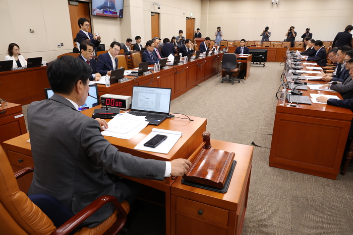 17일 국회에서 열린 재정경제기획위원회 전체회의에서 여야 재경위원들이 이형일 부총리 겸 재정경제부 장관 후보자의 인사청문보고서를 채택하고 있다. 연합뉴스