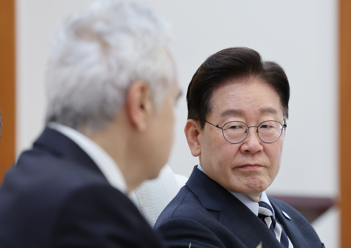 이재명 대통령이 17일 청와대에서 진행된 국제에너지기구(IEA) 사무총장과의 접견에서 파티 비롤 사무총장의 발언을 듣고 있다. 연합뉴스