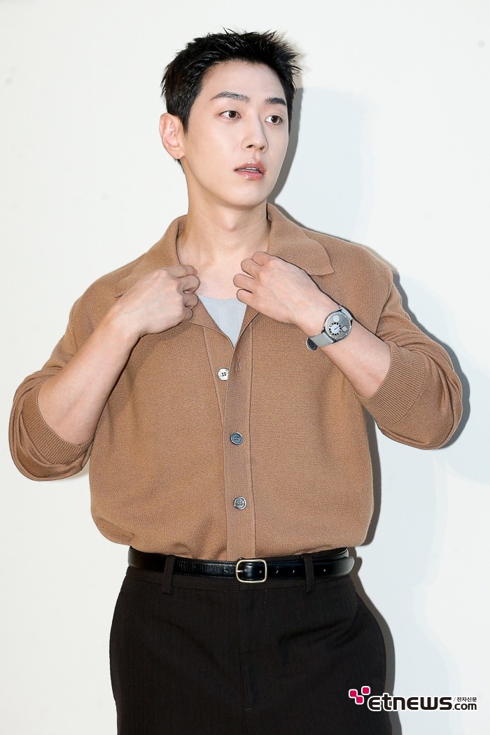 [ET포토] 그레이, '오늘 좀 덥지요'