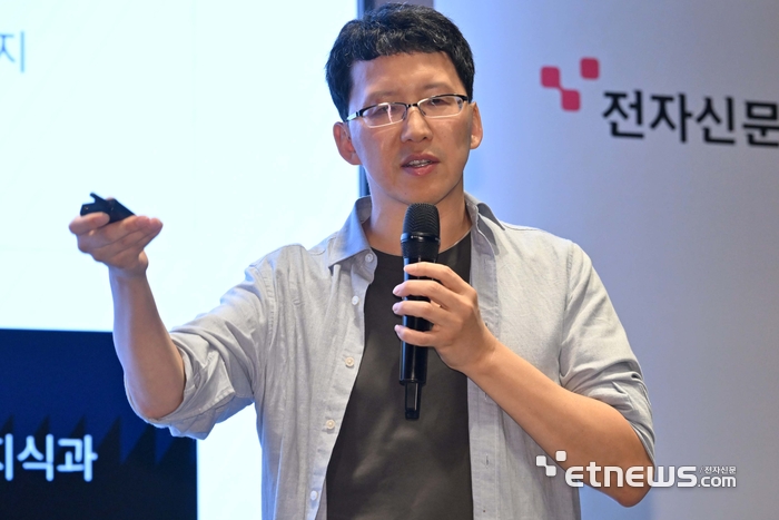 전자신문이 주최하는 CAIO 서밋 2026이 'AI-Native Enterprise : 에이전트, AI오케스트레이션, 그리고 기업 혁신의 재정의'를 주제로 18일 서울 강남구 웨스틴 서울 파르나스 호텔에서 열렸다. 박종천 지란지교소프트 CAIO가 'AI 전환의 이해부터 도입, 보안과 거버넌스까지'를 주제로 발표하고 있다. 김민수기자 mskim@etnews.com