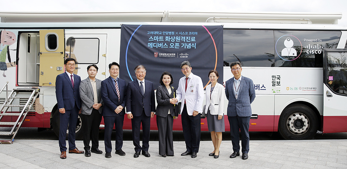 최지희 시스코코리아 대표(사진 왼쪽 다섯번째)와 한승범 고대 안암병원장(왼쪽 여섯번째)을 비롯한 양 기관 관계자들이 17일 메디버스 오픈 기념식에서 기념 촬영했다.