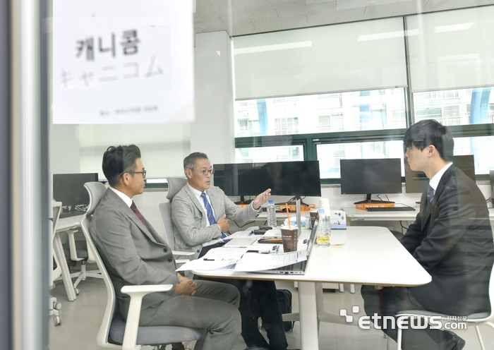 일본 IT기업 캐니콤 인사담당자가 영진전문대 해외취업페어에서 학생과 현장 면접을 하고 있다.