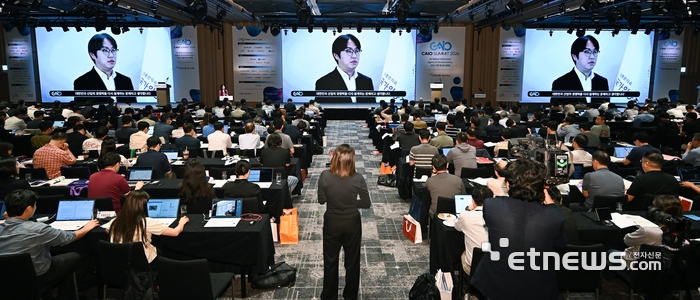 전자신문 주최 'CAIO 서밋 2026'이 'AI 네이티브 엔터프라이즈: 에이전트, AI오케스트레이션, 그리고 기업 혁신 재정의'를 주제로 18일 서울 삼성동 웨스틴 파르나스 호텔에서 열렸다. 참석자들이 하정우 국가인공지능전략위원회 부위원장의 영상 축사를 지켜보고 있다. 이동근기자 foto@etnews.com