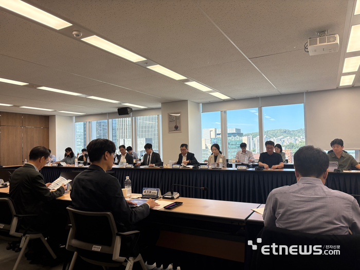 과학기술정보통신부가 18일 서울 종로구 KT광화문빌딩West에서 전국대학교 산학협력단장·연구처장 협의회 임원교, 4대 과학기술원 관계자와 간담회를 개최했다.