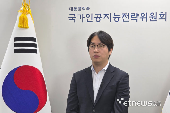 하정우 국가인공지능전략위원회 부위원장이 전자신문 'CAIO 서밋' 축사를 하고 있다. ⓒ박종진기자