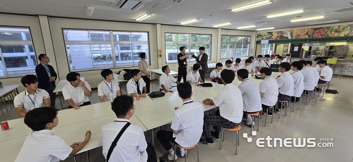 대진전자통신고 학생들이 지난달 24일 일본 사세보실업고를 방문해 국제교류 및 취업에 관한 정보를 교하는 시간을 가졌다. 〈대진전자통신고 제공〉