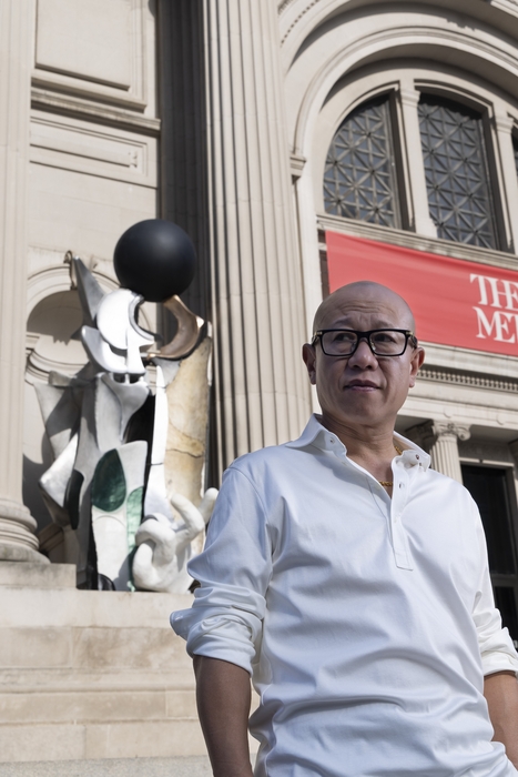 현대미술가 리우 웨이가 미국 뉴욕 메트로폴리탄 미술관에서 열린 '더 제네시스 파사드 커미션: 리우 웨이, Speculation' 전시 작품 앞에서 포즈를 취했다. [자료:Hyla Skopitz]