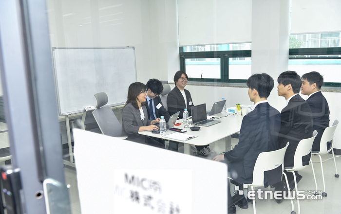 일본 MIC 인사담당자들이 학생들과 채용면접을 진행하고 있다.