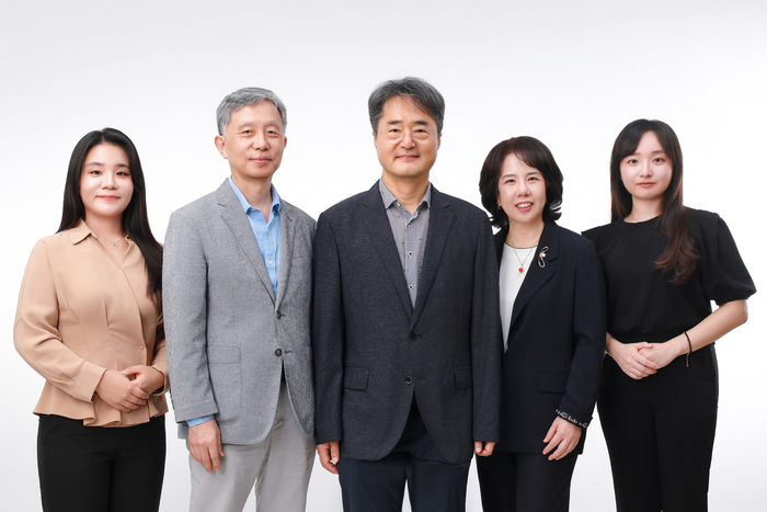 김광희 부산대 교수팀(왼쪽부터 손유진 연구원, 주형태 연구원, 김 교수, 강수영 연구교수, 이현주 연구원)