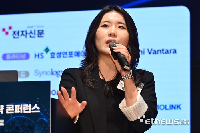 전자신문이 주최한 제4회 디지털 재해복구 시스템 구축전략 콘퍼런스가 18일 서울 강남구 코엑스에서 열렸다. 한윤원 에이블스토어 과장이 'AI 기반 사이버 위협의 진화와 사이버 회복력 전략'을 주제로 기조강연을 하고 있다. 김민수기자 mskim@etnews.com
