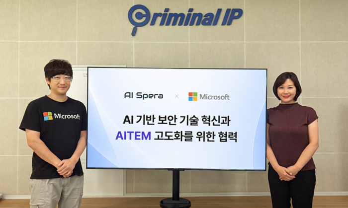 강병탁 AI스페라 대표(왼쪽)와 송주현 마이크로소프트 아세안 리더는 AI 기반 보안 기술 혁신과 AITEM 고도화를 위해 협력하기로 했다.
