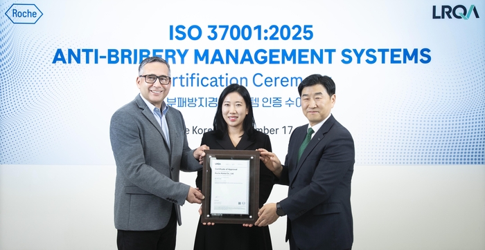 (왼쪽부터)아젬 한국로슈 이자트 대표이사, 김보아스 한국로슈 Legal&Compliance 클러스터 이사, 이일형 로이드인증원 대표이사가 기념촬영을 하고있다.(제공=한국로슈)