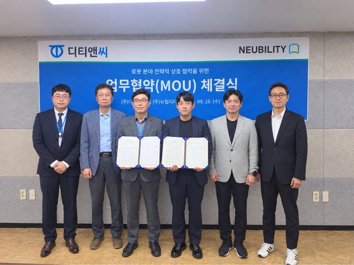 남기혁 디티앤씨 대표(왼쪽 세번째)와 강기혁 뉴빌리티 대표(오른쪽 세번째)가 업무협약을 체결하고 기념촬영을 하고 있다. 사진=디티앤씨