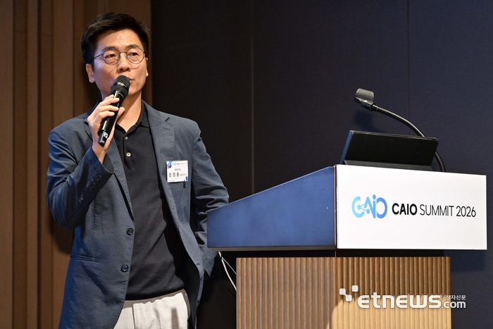 전자신문이 주최하는 CAIO 서밋 2026이 'AI-Native Enterprise : 에이전트, AI오케스트레이션, 그리고 기업 혁신의 재정의'를 주제로 18일 서울 강남구 웨스틴 서울 파르나스 호텔에서 열렸다. 장정훈 와이즈넛 상무/CTO가 'AI도입, 효율은 올랐다는데 비용은 그대로? - 리더십이 물어야 할 회수 전략'을 주제로 발표하고 있다. 김민수기자 mskim@etnews.com