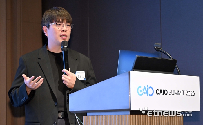 전자신문이 주최하는 CAIO 서밋 2026이 'AI-Native Enterprise : 에이전트, AI오케스트레이션, 그리고 기업 혁신의 재정의'를 주제로 18일 서울 강남구 웨스틴 서울 파르나스 호텔에서 열렸다. 김재은 솔트룩스 CTO가 '엔터프라이즈 AX를 완성하는 기술 스택: From Ontology to Agentic AI'를 주제로 발표하고 있다. 김민수기자 mskim@etnews.com