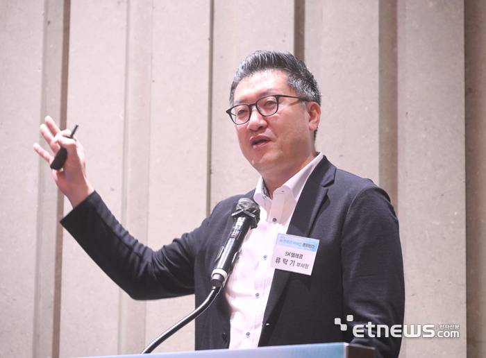 류탁기 SK텔레콤 부사장이 18일 서울 양재동 엘타워에서 열린 제1회 AI 인프라 넥서스 콘퍼런스 (AINEX 2026)에서 '6G 시대를 대비하는 네트워크 AI 추진 방향'을 주제로 발표를 하고 있다. 박지호 jihopress@etnews.com