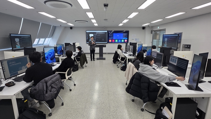 한국기술교육대학교는 AI 시대를 선도하는 미래형 교육 시설인 'AI 학습분석실'을 선보였다. (사진=한기대)
