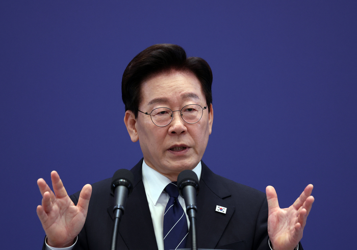 이재명 대통령이 18일 청와대 영빈관에서 열린 기자회견에서 취재진 질문에 답하고 있다. 연합뉴스