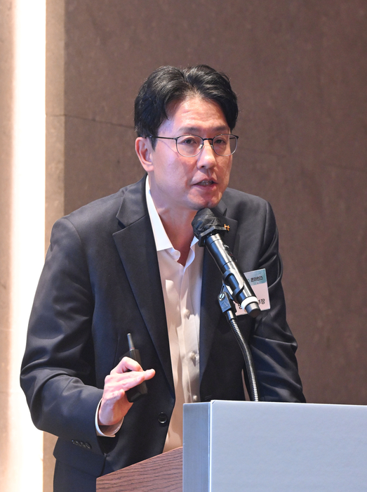 전명준 KT 엔터프라이즈 부문 엔터프라이즈 서비스본부 본부장은 18일 서울 양재동 엘타워에서 열린 제1회 AI 인프라 넥서스 콘퍼런스 (AINEX 2026)에서 발표를 하고 있다. 박지호 jihopress@etnews.com