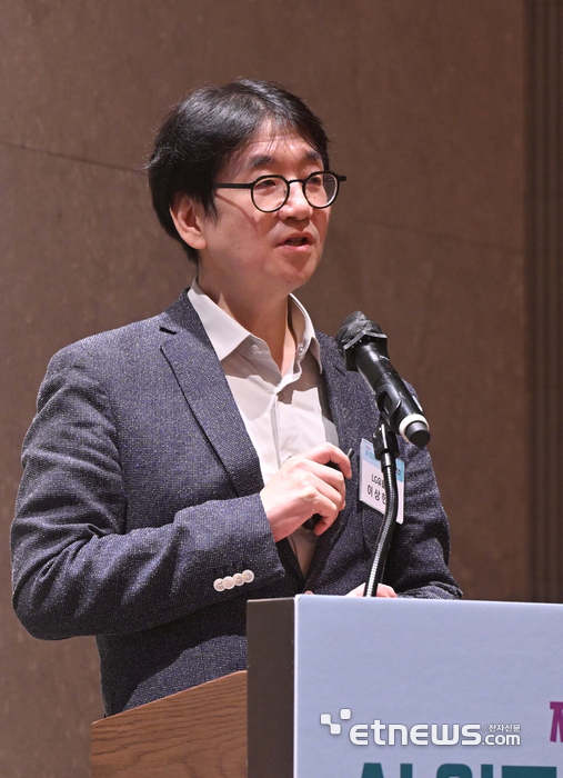 이상헌 LG유플러스 상무는 18일 서울 양재동 엘타워에서 열린 제1회 AI 인프라 넥서스 콘퍼런스 (AINEX 2026)에서 발표를 하고 있다. 박지호  jihopress@etnews.com
