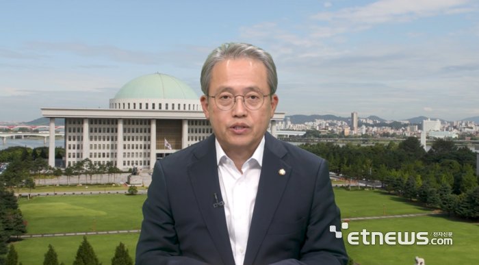 송기헌 국회 과학기술정보방송통신위원회 위원장이 AINEX 2026의 영상 축사를 하고 있다.