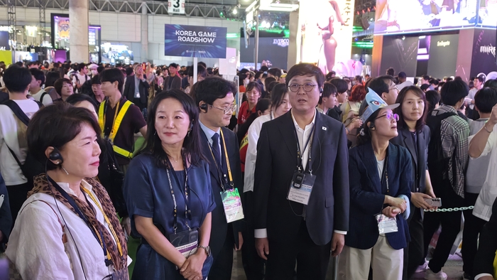 최휘영 문화체육관광부 장관과 이재정 국회 문화체육관광위원장, 조읜희 국민의힘 의원, 이정문 더불어민주당 의원 등이 20일 일본 지바현 마쿠하리 멧세에서 열린 '도쿄게임쇼 2026' 현장을 둘러봤다.(사진: 게임기자 공동취재단)