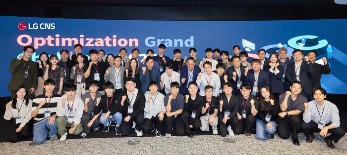 LG CNS가 주최한 '최적화 그랜드 챌린지 2026' 시상식 후 대회 수상자 및 관계자들이 기념사진을 촬영하고 있다.