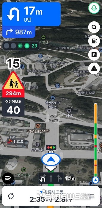 차량 내비게이션 화면에 강릉 도심 교차로의 실시간 신호정보가 표시되고 있다. 녹색 신호 옆 숫자로 신호 변경까지 남은 시간을 확인할 수 있다.