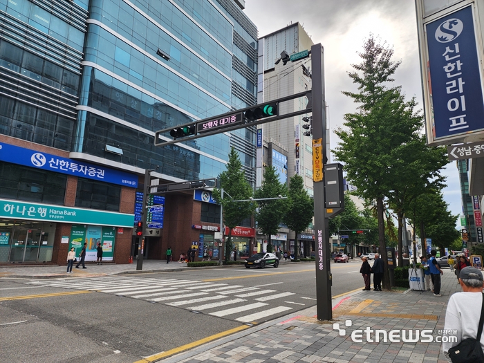 강릉 도심 교차로에 설치된 지능형교통체계(ITS) 신호정보 안내 전광판. 실시간 교통정보를 기반으로 신호 운영을 지원한다.