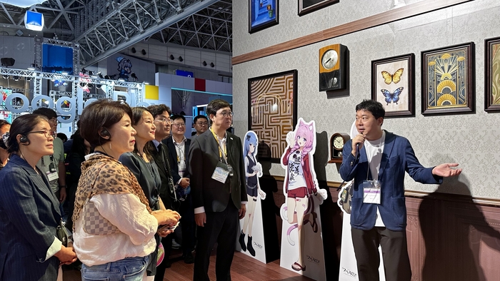 최휘영 문화체육관광부 장관과 이재정 국회 문화체육관광위원장, 조읜희 국민의힘 의원, 이정문 더불어민주당 의원 등이 20일 일본 지바현 마쿠하리 멧세에서 열린 '도쿄게임쇼 2026' 현장을 둘러봤다.