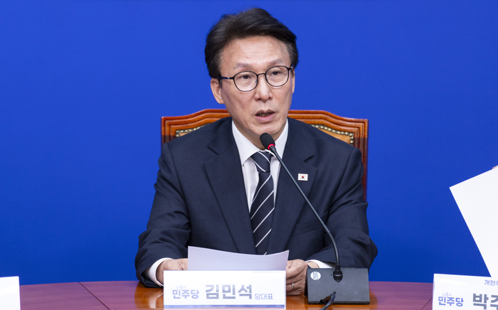 김민석 더불어민주당 대표가 20일 국회에서 열린 개헌추진단 출범 기자간담회에서 인사말을 하고 있다. 연합뉴스